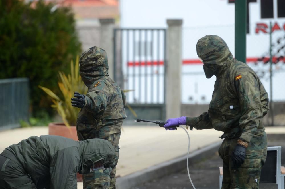 Los efectivos de la Brilat, acompañados por los trabajadores del geriátrico, al acabar los trabajos de limpieza. // Noé Parga