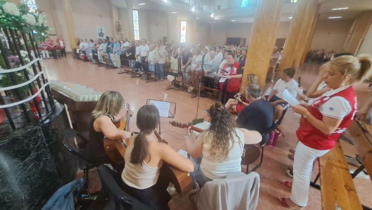 Un instante de la misa, con actuación musical.