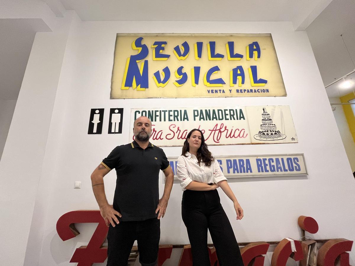 El diseñador gráfico, Ricardo Barquín, y la arquitecta Fabiola Muñoz, comisarios de esta muestra de LAB Sevilla.