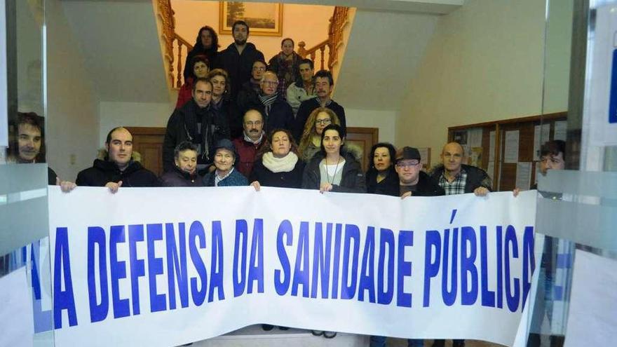 La concentración de la plataforma pola sanidade pública en el consistorio de Vilanova. // Iñaki Abella