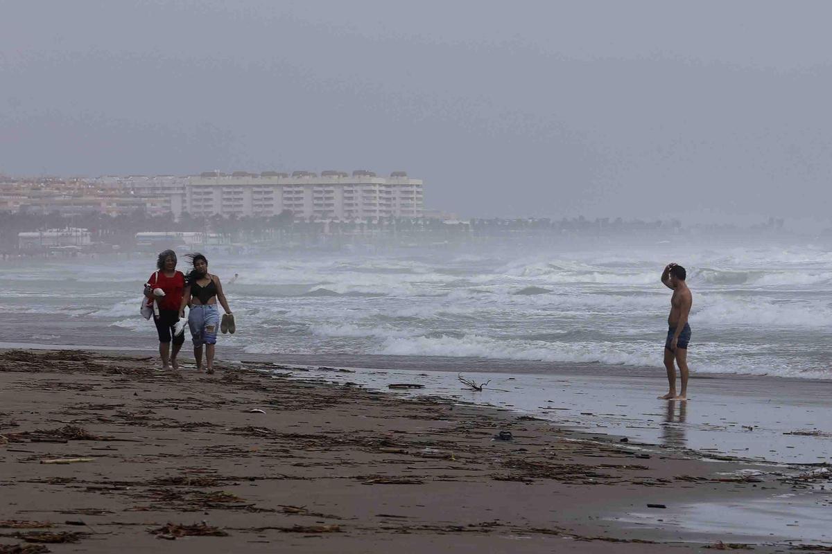La playa de la Malvarrosa despues del temporal La playa de la Malvarrosa despues del temporal
