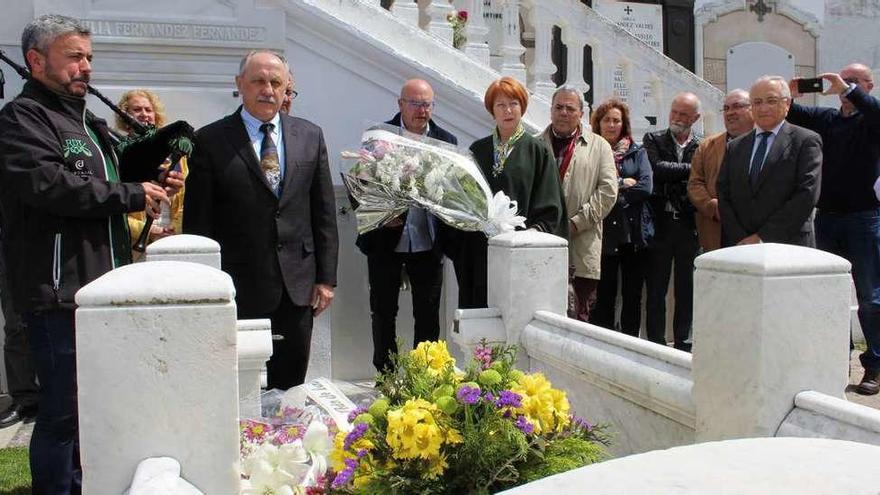 El cosmonauta ruso y su mujer realizaron una ofrenda floral en la tumba de Carmen y Severo Ochoa, en el cementerio luarqués. El sencillo homenaje estuvo amenizado por el gaiteiro Luis Feito, que interpretó la marcha procesional del Carmen.