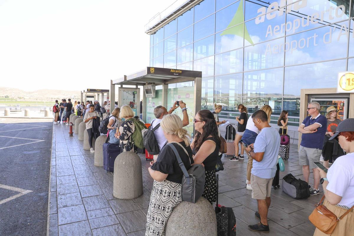 Mejoras en el autobús al aeropuerto para combatir la escasez de taxis y la falta de conexión ferroviaria