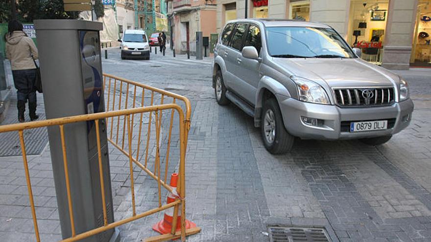 Obras. El primero de los interfonos está situado a la entrada de la calle Comedias.