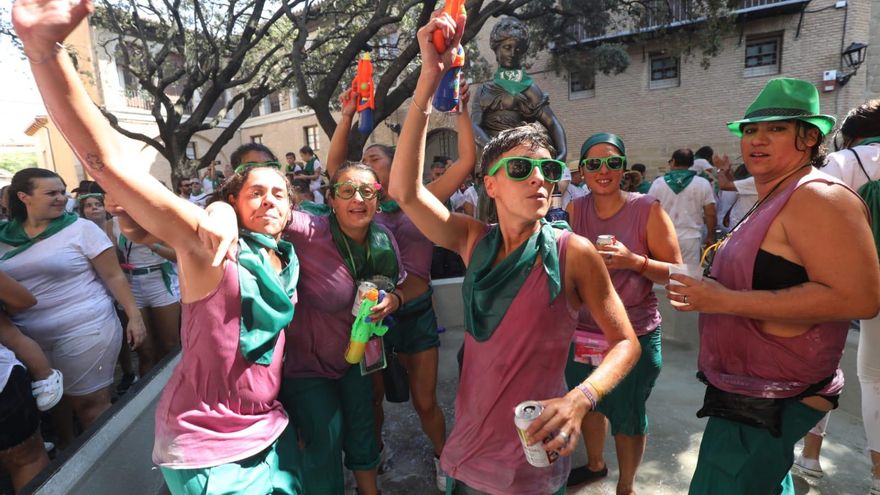 Las charangas inundan Huesca tras el chupinazo de San Lorenzo