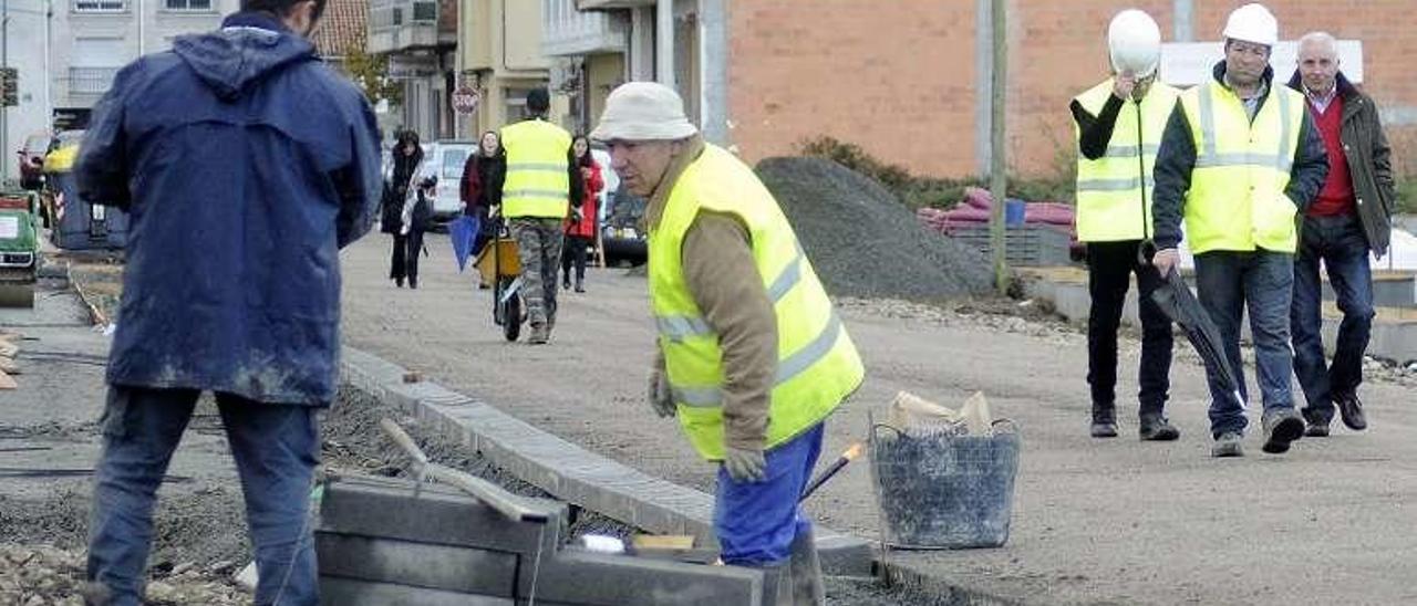 Obras de humanización en la rúa Lourás, de A Bandeira. // Bernabé/J.L.