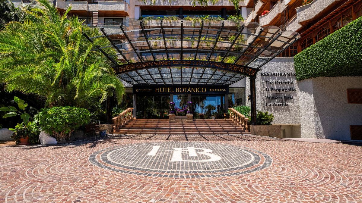 El acceso al conocido Hotel Botánico.