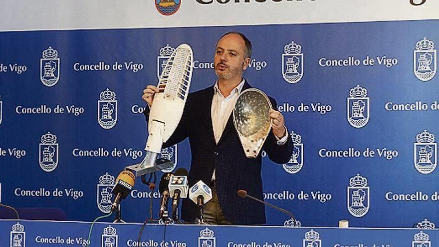 David Regades muestra los nuevos y viejos modelos de luminarias.