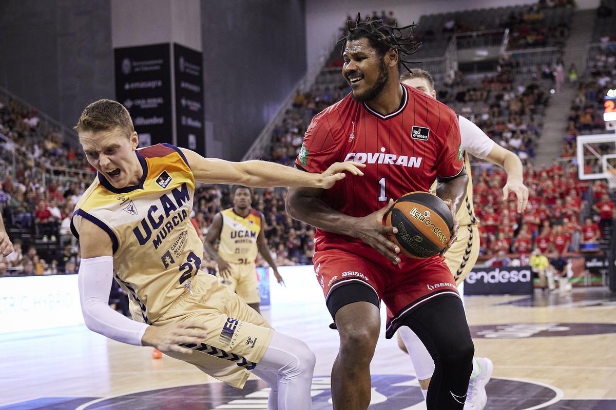 Ludde Hakanson, del UCAM Murcia, ante el Cristiano Felicio durante el partido en Granada.