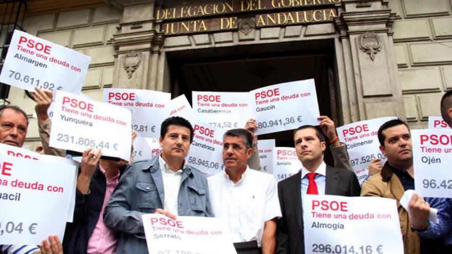 Oblaré, junto a los alcaldes populares que han participado en la protesta.