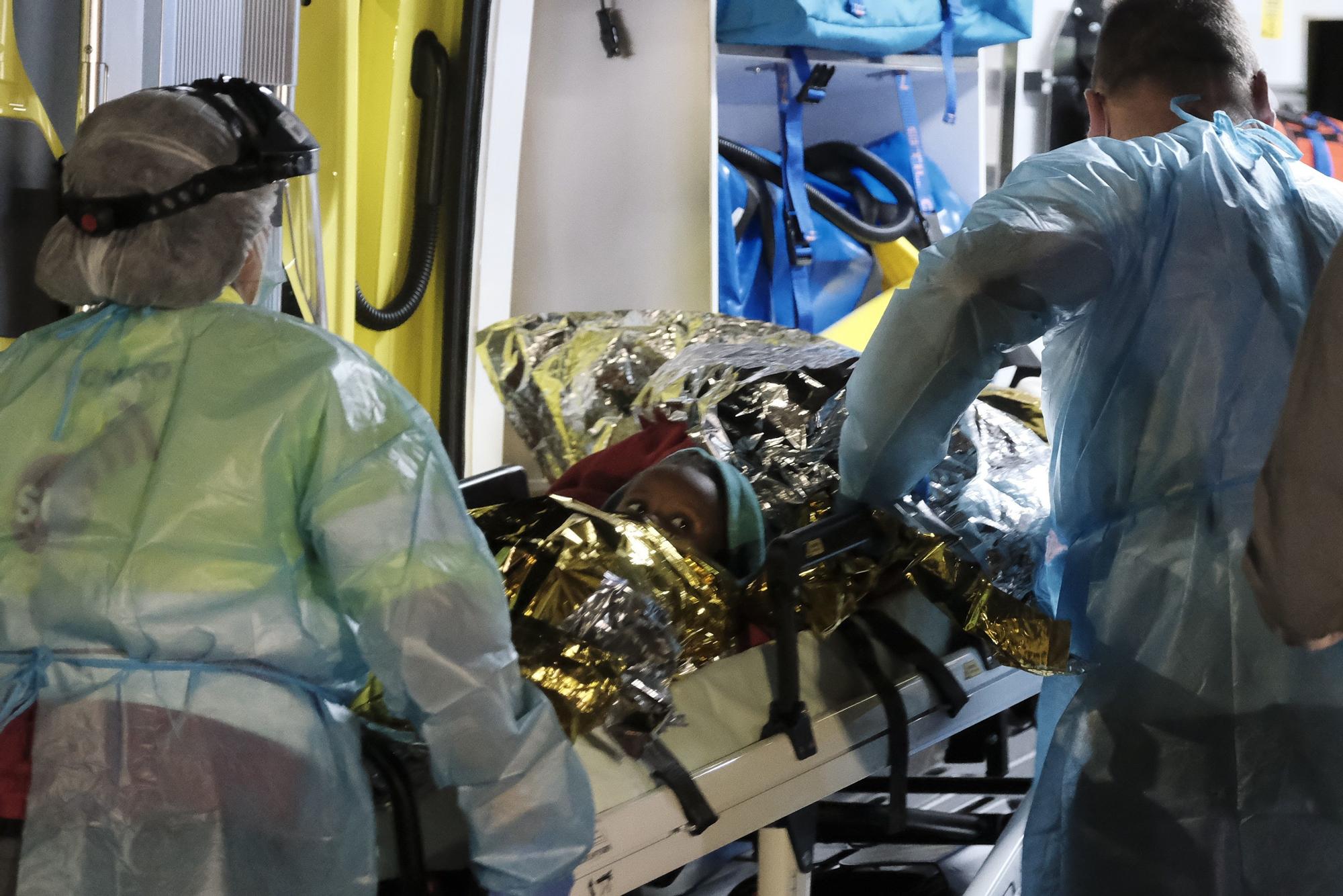 Hospitalizados siete inmigrantes de una patera rescatada cerca de Gran Canaria