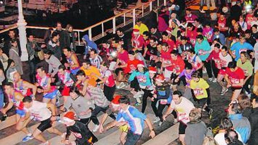 Los participantes toman la salida de la carrera en Luarca.