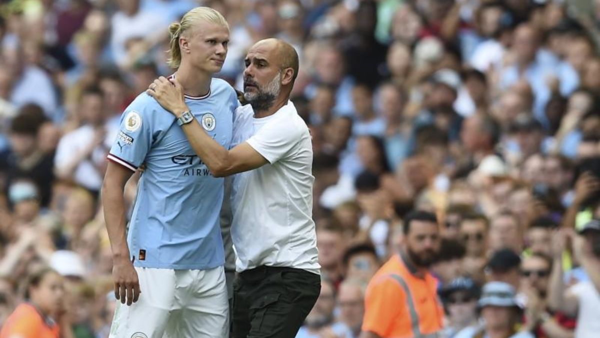 Erling Haaland y Pep Guardiola abrazados durante un partido de la Premier League entre el Manchester City y el AFC Bournemouth.