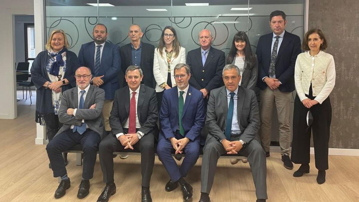 Junta del Colegio Profesional de Economistas de Asturias. Sentados, por la izquierda: Miguel Ángel Garzo, Abel Fernández, J. Antonio Sierra y Luis Ramón Menéndez. De pie, M.ª Isabel Menéndez, Andrés Álvarez, Ángel Sainz de Baranda, Silvia Suárez, Gabriel Francisco García, Elena Fernández, Víctor M. Egea y Ana Valverde.