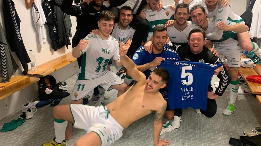 Los jugadores del Elche celebran la victoria en el vestuario