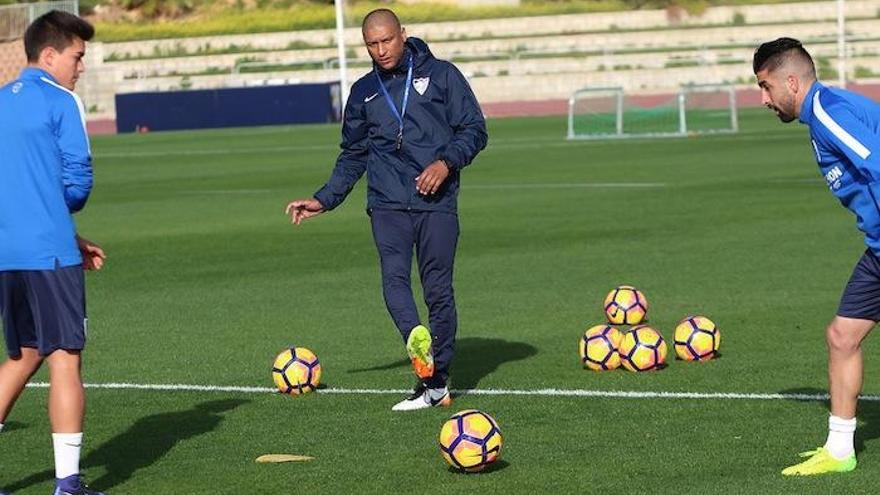 El técnico, con sus jugadores en una sesión.