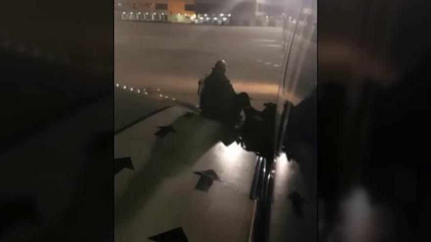 Un pasajero desembarca por un ala del avión en Málaga