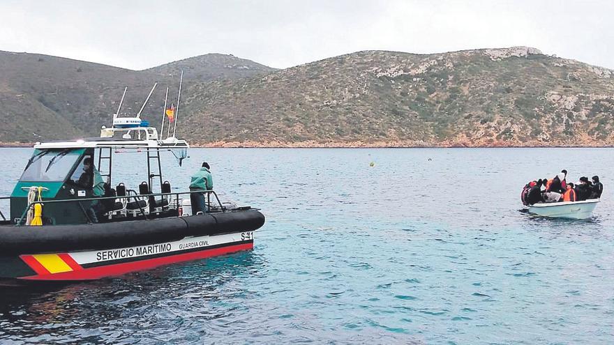 Rescatan a 21 migrantes mientras navegaban por aguas de Balears