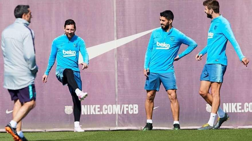 Por la izquierda, Valverde, Messi, Luis Suárez y Piqué, en el entrenamiento de ayer.