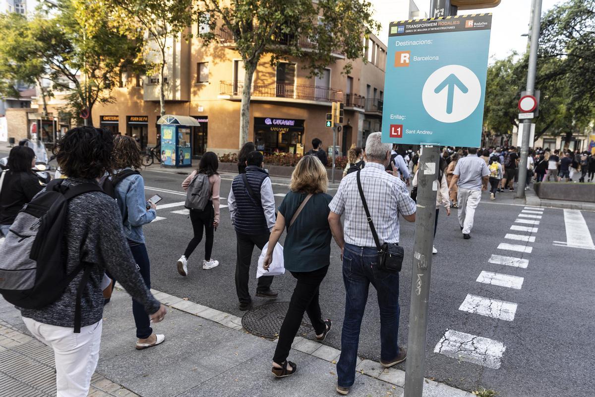 Aglomeraciones en el primer laborable del corte de la R-2 Nord y la R-11 de Rodalies en Sant Andreu