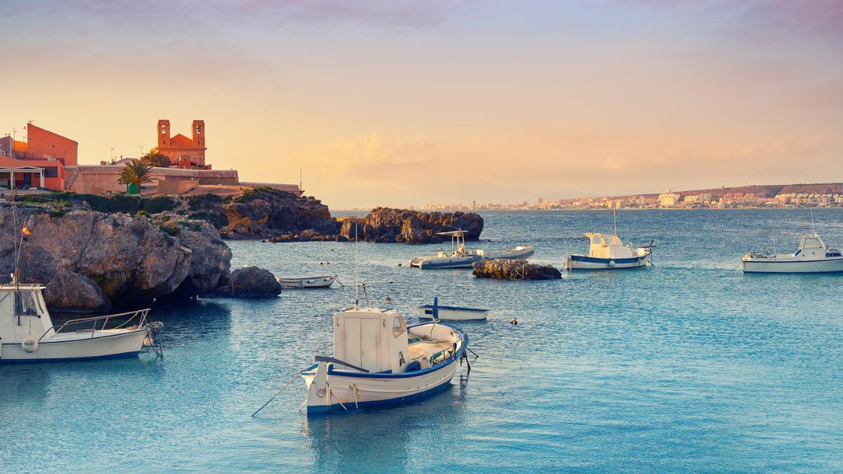 Es la isla habitada más pequeña de España: con un caso antiguo amurallado, sus calles parecen un escenario de película de Berlanga