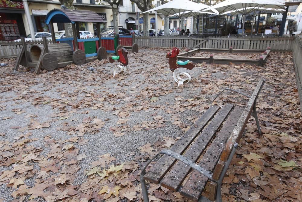 Demanen tancar el parc infantil de Poeta Marquina per insalubre