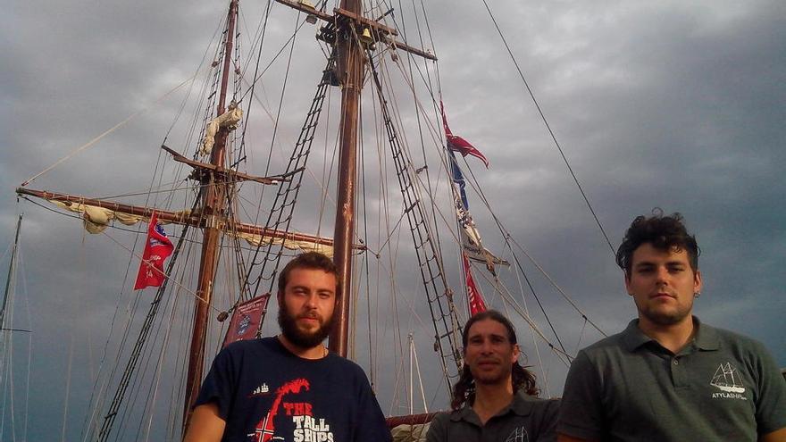 El barco escuela internacional Atyla, similar a la &#039;Perla Negra&#039; de la película &#039;Piratas del Caribe&#039;, atraca en el muelle y se abre al público