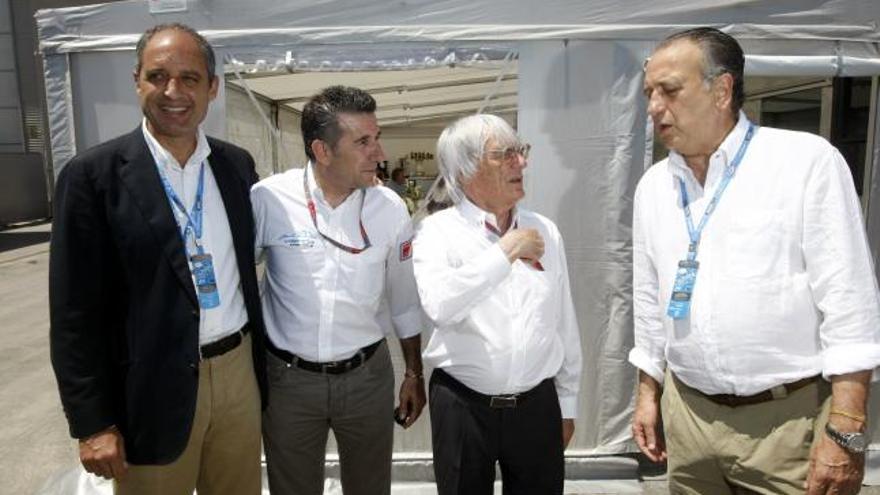 Camps, Aspar, Ecclestone y Fernando Roig, en Valencia, antes de la prueba de Fórmula 1 del pasado junio.