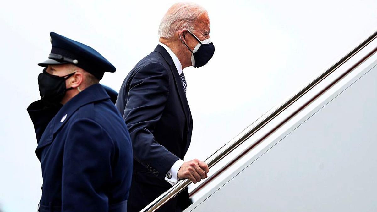 El president nord-americà, Joe Biden, pujant en un avió a Washington D.C.