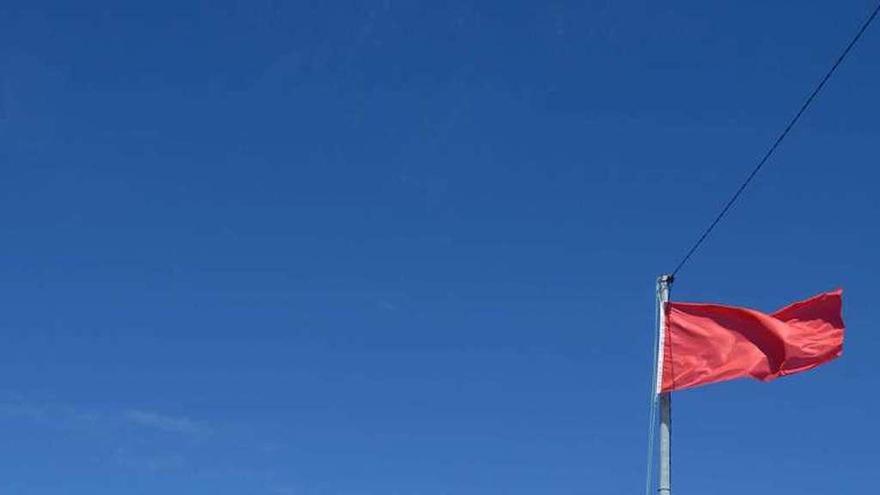 La bandera roja ondeó en la playa de O Preguntoiro. // Noé Parga