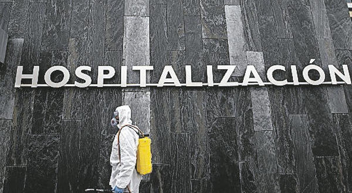 Un miembro de la UME, en el HUCA.