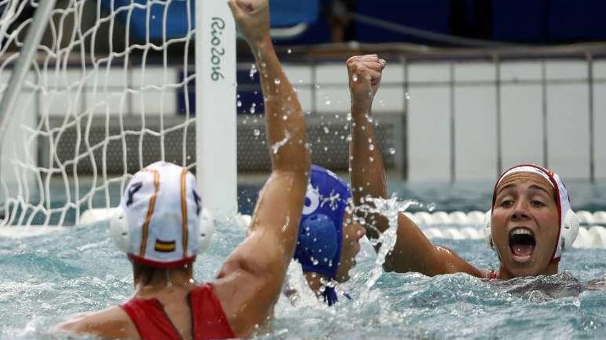 Las jugadoras españolas festejan el triunfo ante Hungría. // E. Urquijo A.