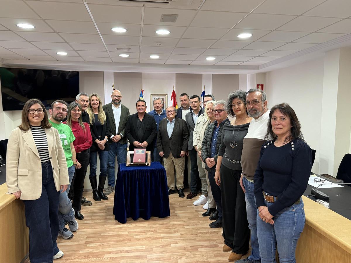 El nuevo concejal Vicente Ripoll junto al alcalde Bernabé Cano y resto de la corporación municipal de La Nucía