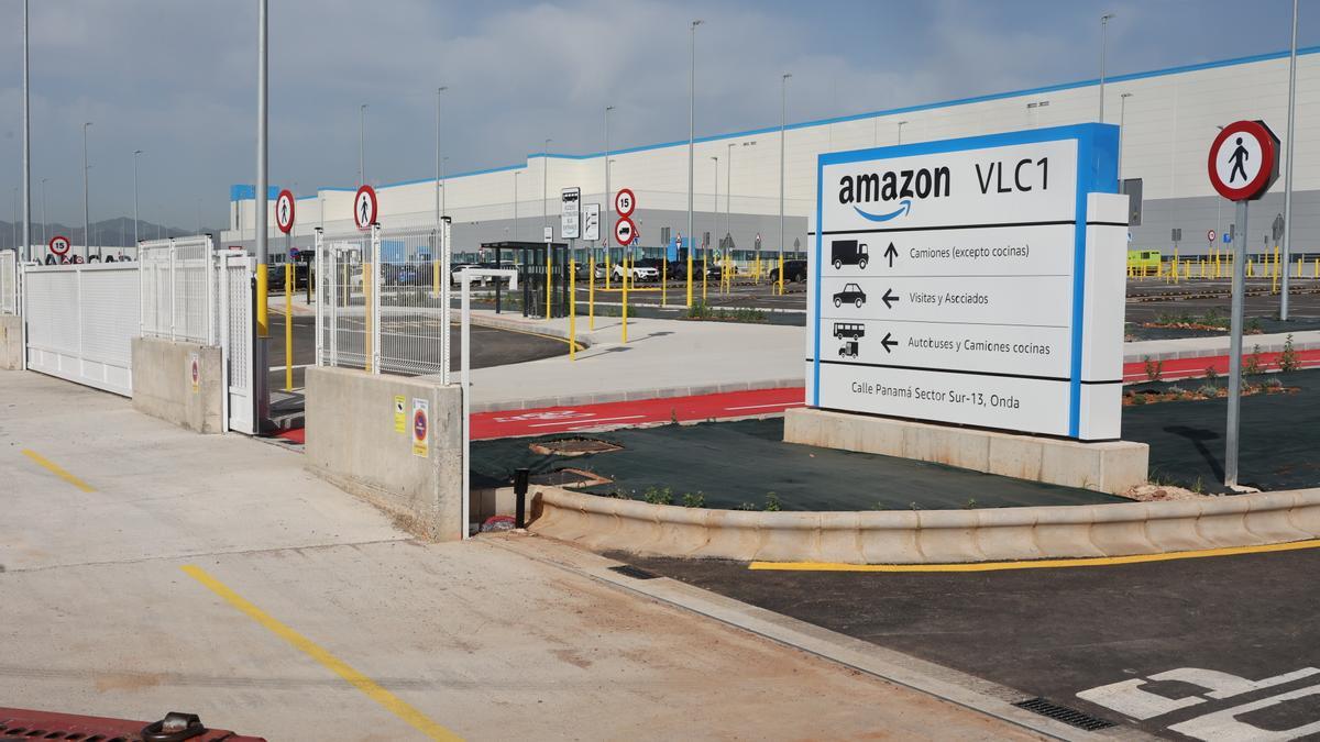 La planta de Amazon está situada entre las calles Panamá y Venezuela, en el polígono Sur-13, junto al Camí Fondo.