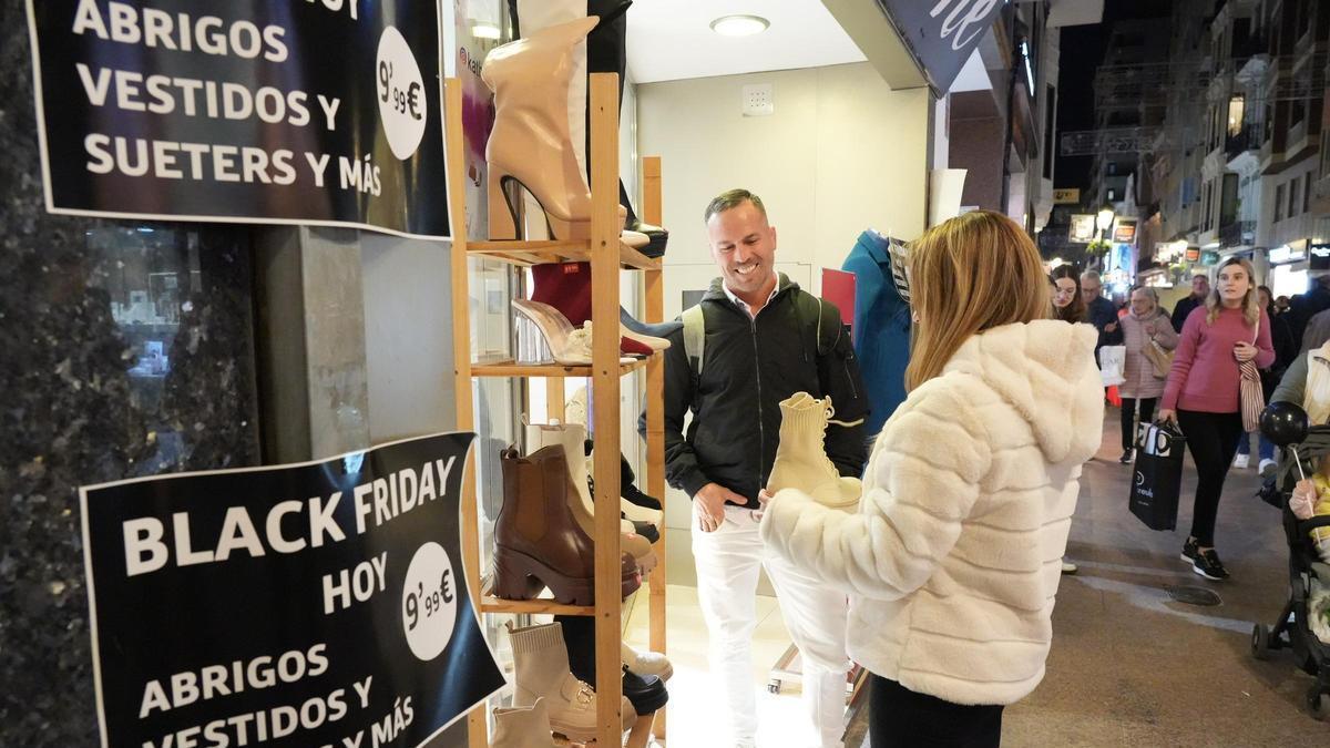Imagen de archivo de un comercio el día del Black Friday en Castelló.