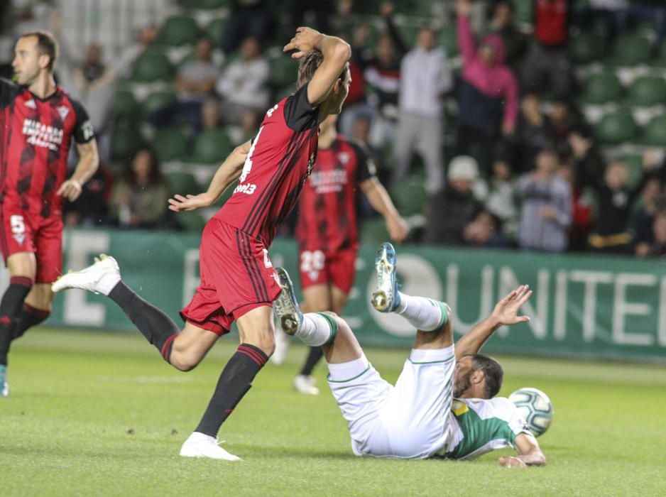 El Elche rompe el maleficio, vuelve a ganar en el Martínez Valero y recupera el olfato realizador en un partido más efectivo que brillante