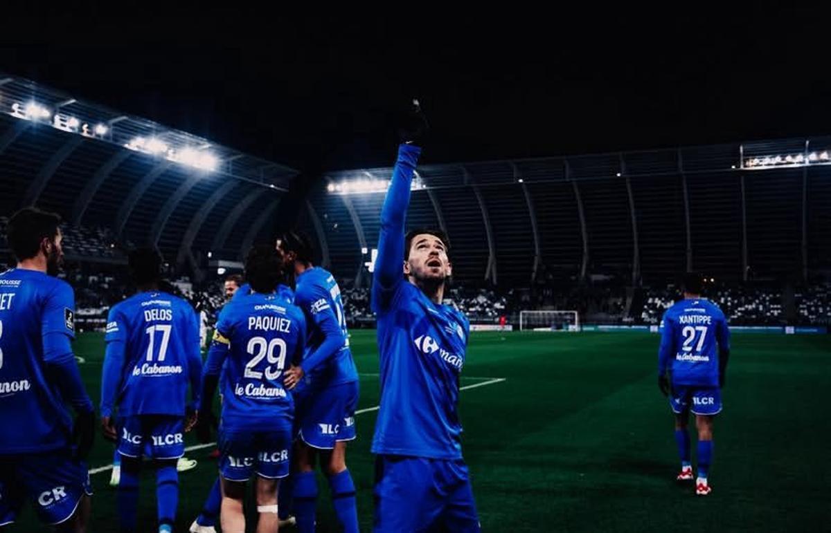 Théo Valls celebrando un gol durante un partido