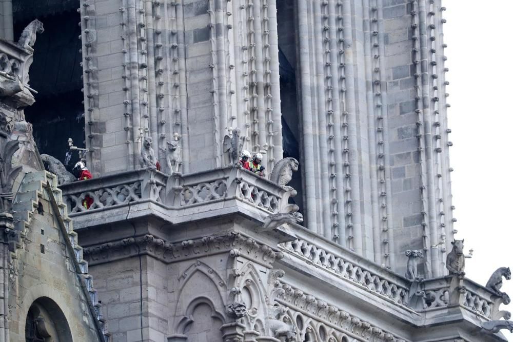 Un incendi crema Notre Dame de París