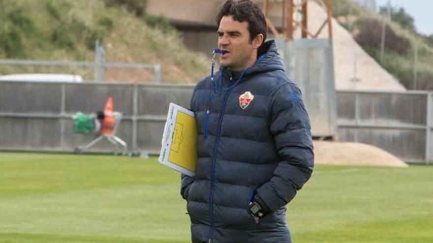 El técnico franjiverde Alberto Toril, ayer, durante el entrenamiento matinal.