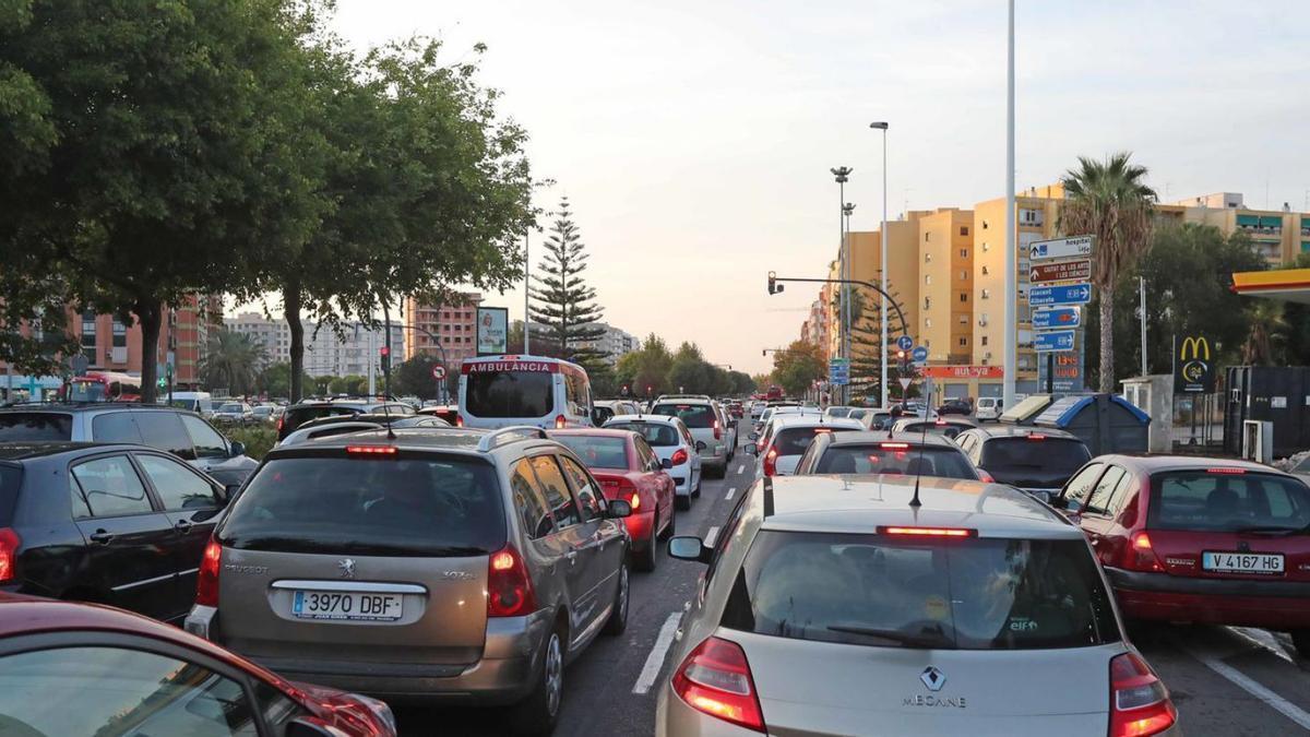 Coches circulando por València en una imagen de archivo.