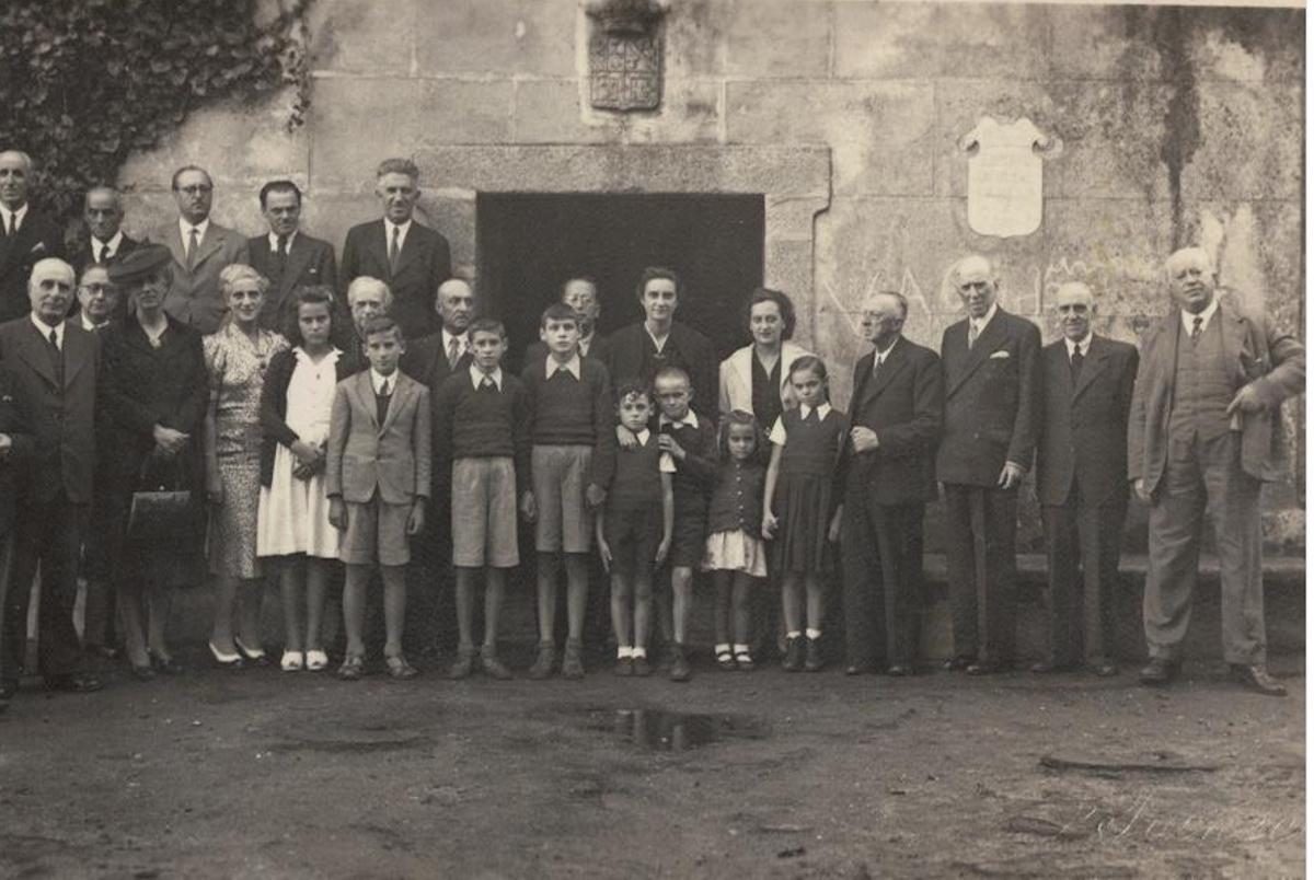 Una foto del album familiar ante la capilla del Pazo de O Real, con Eduardo Suárez-Rivero de niño  (quinto por la izquierda).