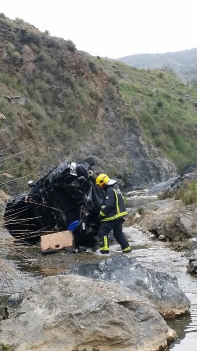 Dos heridos al despeñarse un coche en los Montes