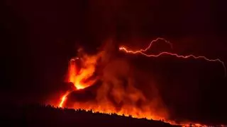 Siete rayos volcánicos en La Palma en las últimas cinco horas