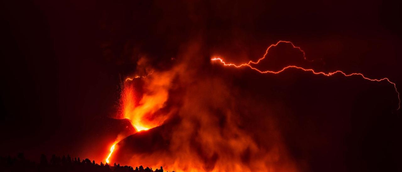 Así se ven los rayos volcánicos en el volcán de La Palma