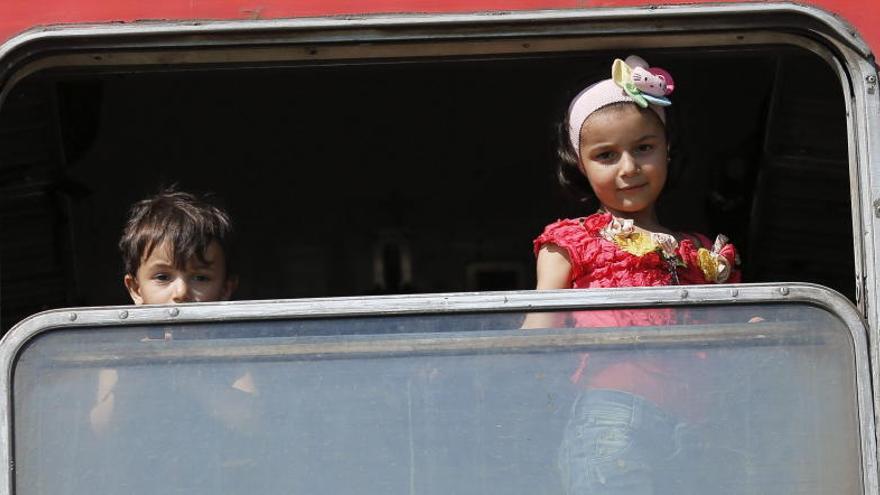 Dos nens miren per la finestra d&#039;un tren, a Hongria.