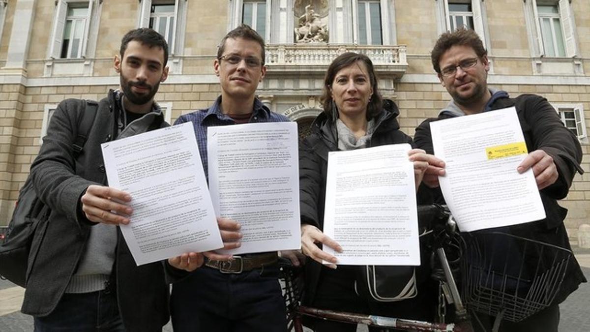 Integrantes del grupo de trabajo contra la corrupción antes de presentar su escrito en Presidència.