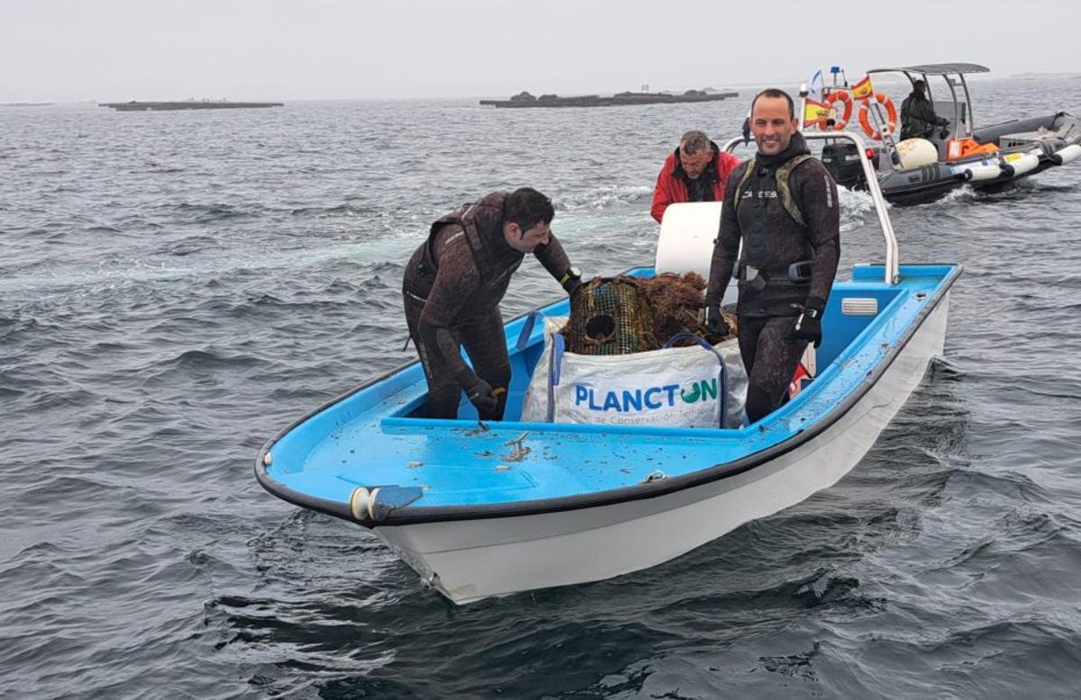 Afundación retira 1.800 kilos de basura de los islotes de A Illa
