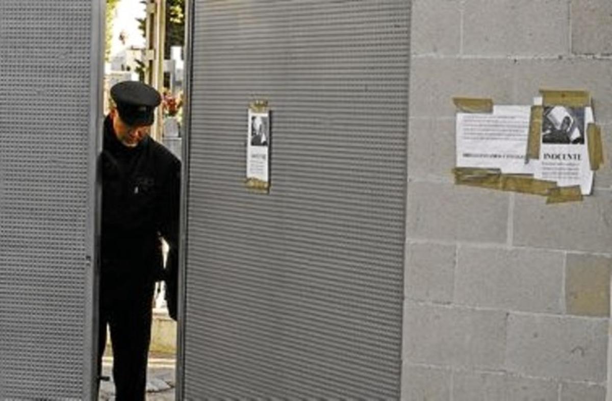 Un policia tanca la porta del cementiri de Parla durant l’enterrament d’Aitana, ahir. Un policia tanca la porta del cementiri de Parla durant l’enterrament d’Aitana, ahir.