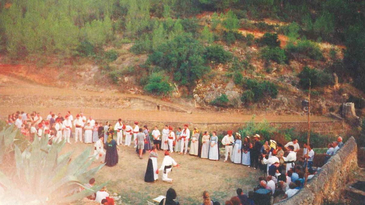 La colla de Can Bonet ha decidit recuperar el vall vora es Broll i el celebren el cap de setmana després de la festivitat de Sant Jaume (25 de juliol).