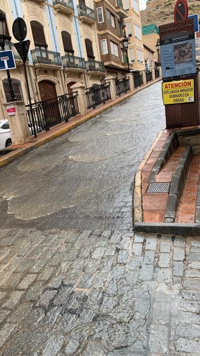 Las lluvias han provocado pequeñas inundaciones en los barrios situados junto a la ladera de la Sierra de Orihuela